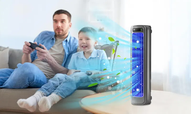 Le Coldeez Cooling Ace abaissant activement la température dans un salon chaud grâce à une technologie efficace de refroidissement par évaporation
